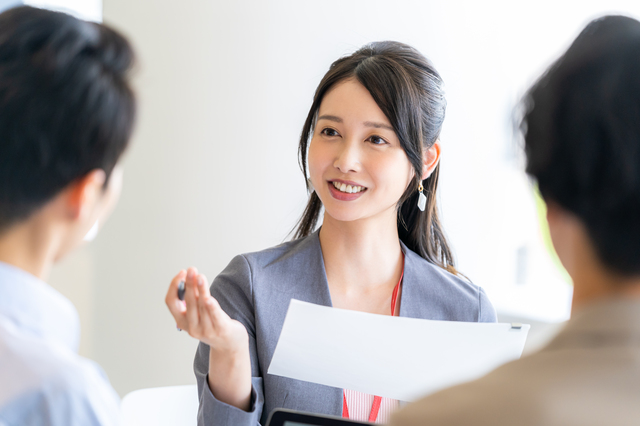 接客してる女性
