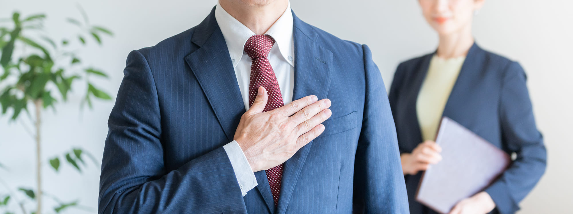 格式の高そうなスーツの男性